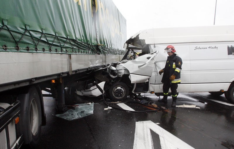 Legnica: Kierowca busa ranny w wypadku (ZDJĘCIA)