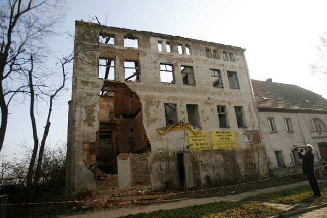 Rozpada się kamienica w Legnicy