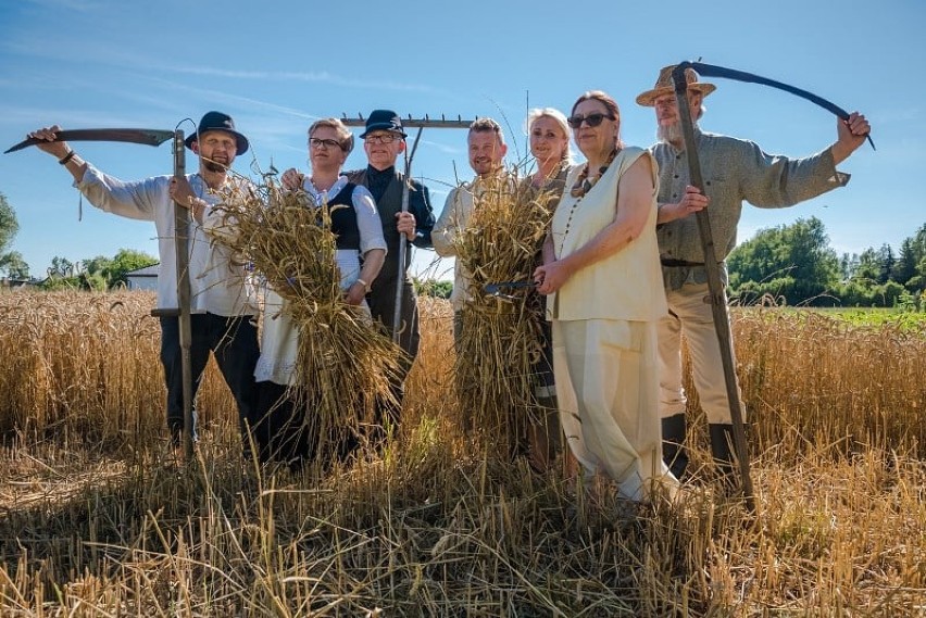 Gm. Miłoradz. Kolejne Retro Żniwa w Dawnej Wozowni [ZDJĘCIA]. Tradycji stało się zadość wbrew koronawirusowi