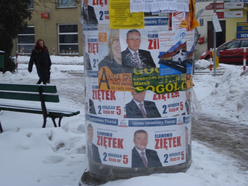 Powiat opolski: ślimaczą się ze sprzątaniem plakatów