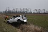 Gmina Dobrzyca. Fabianów. Na ulicy Pleszewskiej kierowca opla podczas wyprzedzania stracił panowanie nad pojazdem i wjechał do rowu