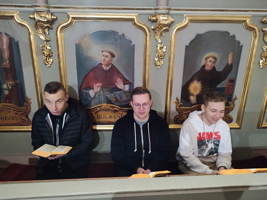 Klerycy i postulanci w klasztorze ojców bernardynów w Warcie