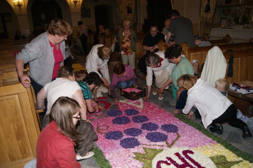 Układanie dywanu z płatków kwiatów na oktawę Bożego Ciała w...