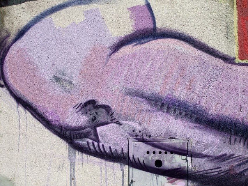 Nądnia - mural na ścianie sklepu przedstawiający kowala, Mariana Kwaśnego