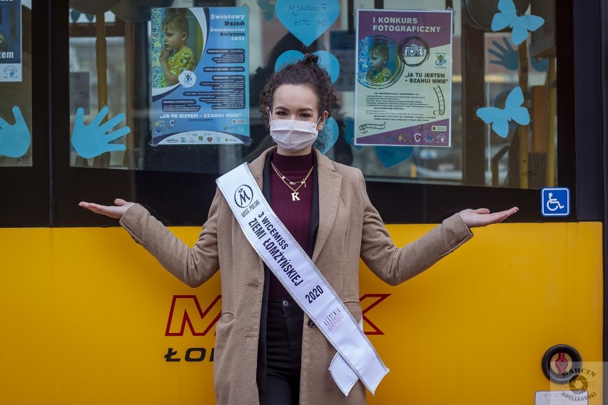 Miss Ziemi Łomżyńskiej 2021. Ulicami miasta jeździ niebieski autobus [zdjęcia]