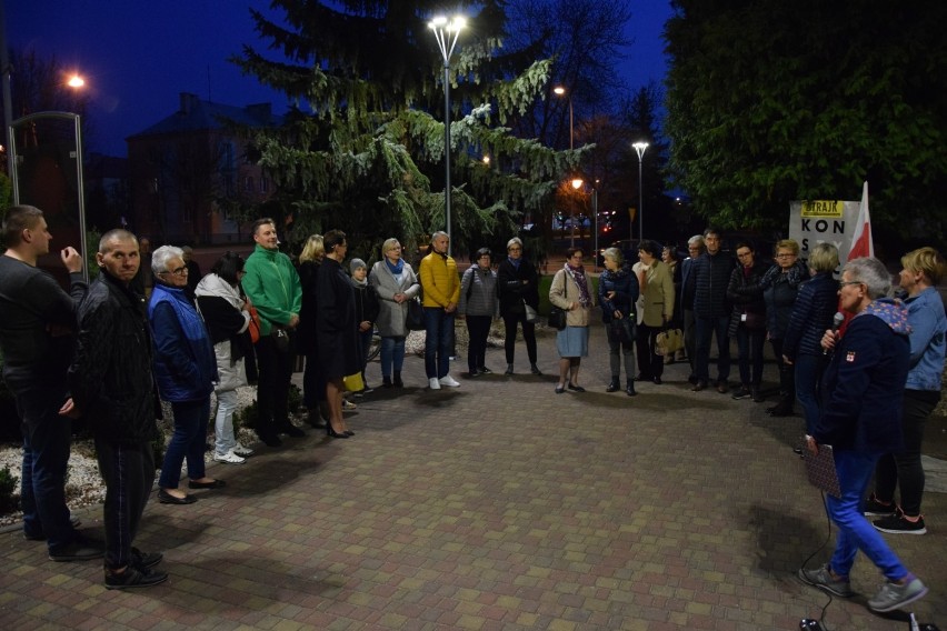 Z poparciem dla nauczycieli. Spotkanie z Konstytucją w Zduńskiej Woli [zdjęcia i wideo]