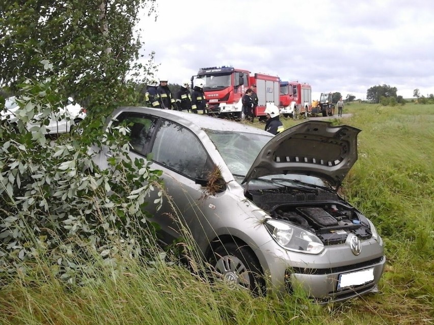 Gmina Wyszki. Wypadek ma drodze powiatowej. Kobieta dachowała Volkswagenem [ZDJĘCIA]