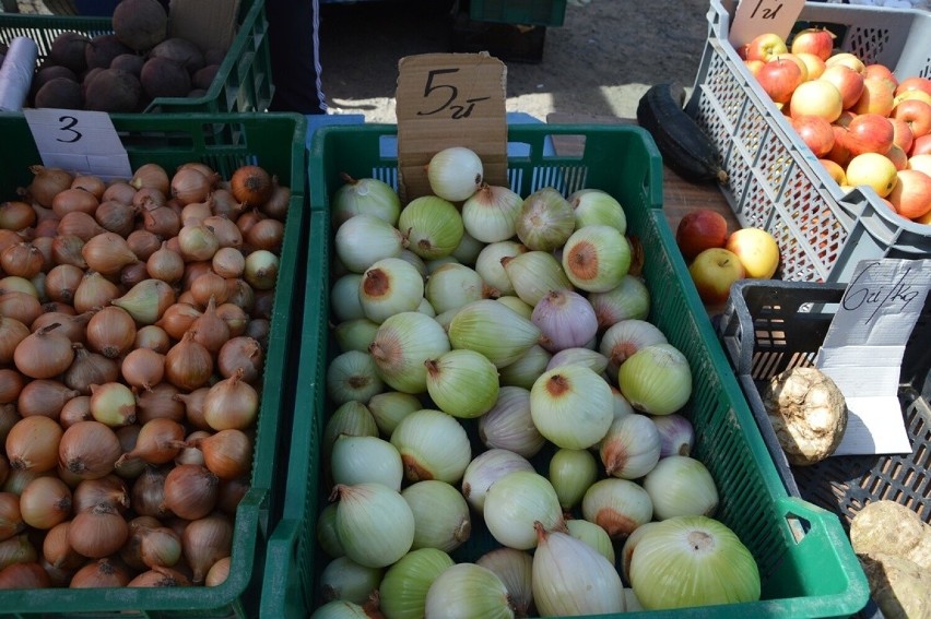 Na piątkowym targ w Stalowej Woli królowały głównie śliwki i jabłka. Zobacz ceny owoców i warzyw 
