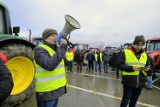 Rolnicy z powiatu szamotulskiego protestują w Sękowie i Cerekwicy. W całej Polsce pojawiają się kolumny ciągników