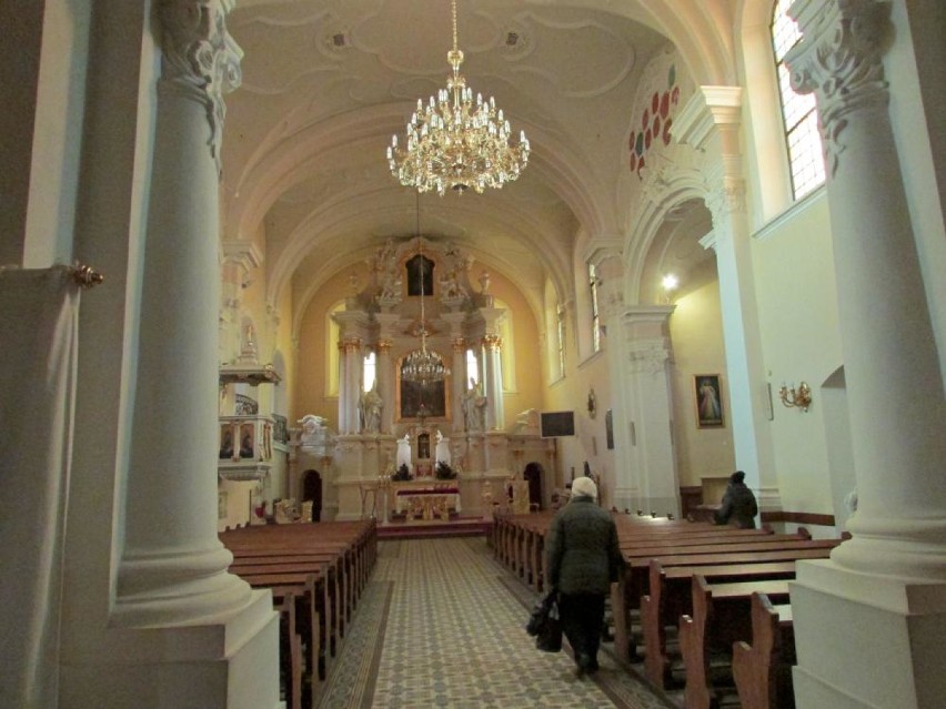 Kościół św. Floriana w Chodzieży ma dwa nowe żyrandole....