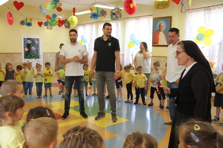 Przedszkolaki porwały zawodników PGE VIVE Kielce do...tańca (WIDEO, zdjęcia)
