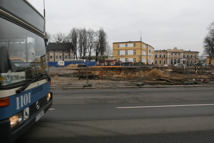 KRÓTKO: W trzecim miesiącu budowy dworca MZKP w Tarnowskich Górach znikają perony [ZDJĘCIA]