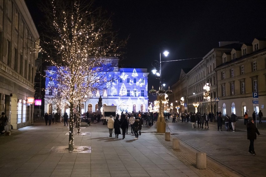 Świąteczna iluminacja rozbłysła w Warszawie. Świetlny labirynt i inne nowości. "Takiej iluminacji nie było jeszcze nigdy"
