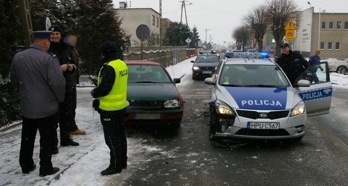 Lipno: Uderzył w radiowóz policyjny [ZDJĘCIA]