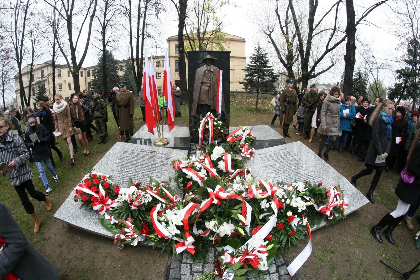 Na Starym Cmentarzu odsłonięto pomnik płk "Zawojny"