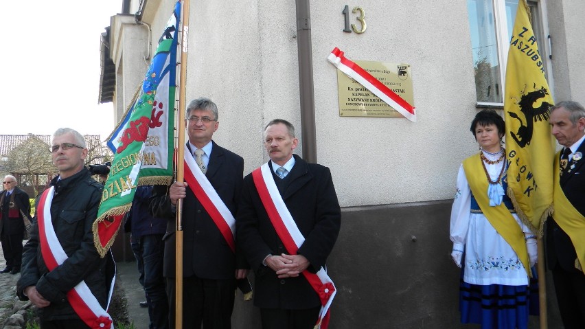 Ks. abp Henryk Muszyński, prymas senior poświęcił pamiątkową tablicę w miejscu urodzenia ks. Jastaka
