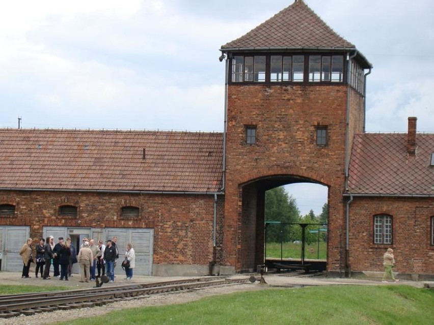 Oświęcim. Zdjęcia z uśmiechami na twarzy w Auschwitz oburzają