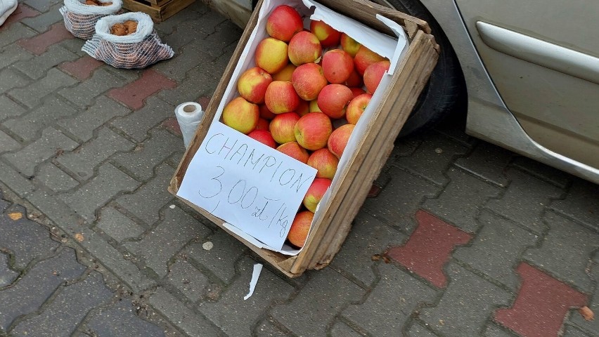 Ceny warzyw i owoców na targowisku w Ostrowcu Świętokrzyskim. Mnóstwo osób robiło zakupy. Królowały dynie