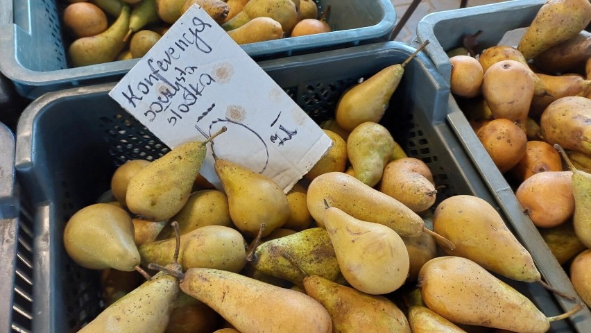 Ceny warzyw i owoców na targowisku w Ostrowcu Świętokrzyskim. Mnóstwo osób robiło zakupy. Królowały dynie
