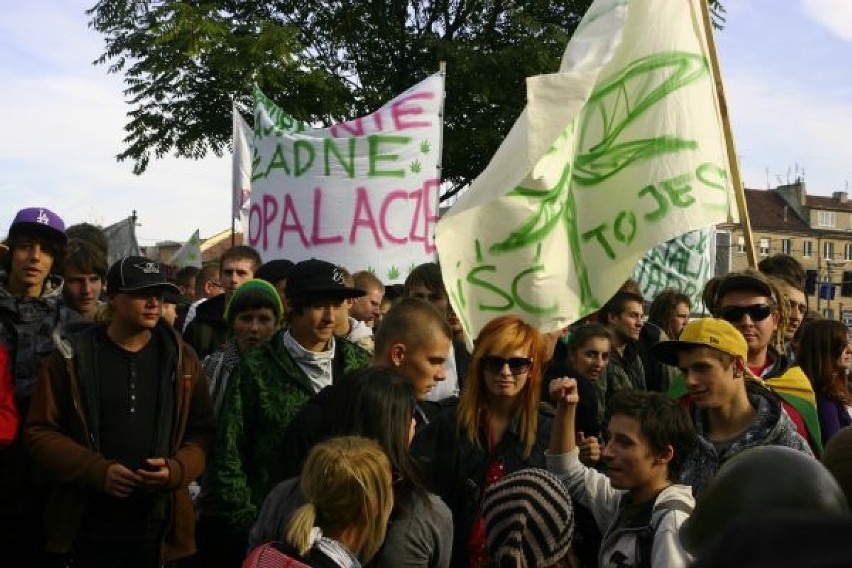 Scena z Marszu Wyzwolenia Konopi 2010 r.