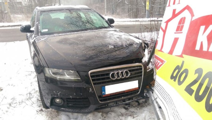 Audi a4 wjechało w baner reklamowy na ulicy Łużyckiej w...