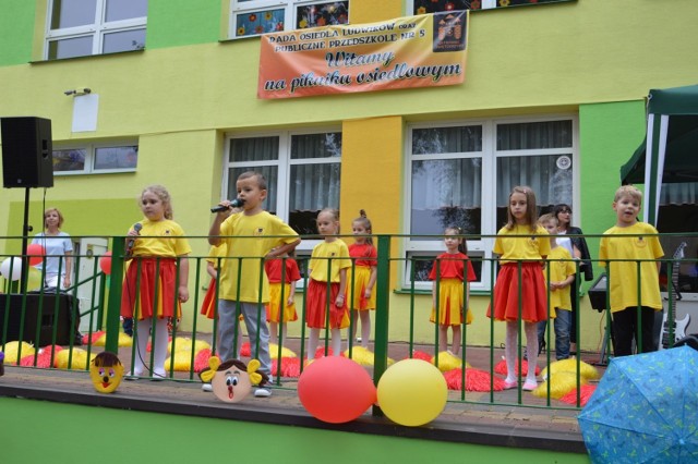 Na terenie przedszkola na osiedlu Ludwików w Ostrowcu Świętokrzyskim, odbył się piknik rodzinny, zorganizowany wspólnie z radą osiedla. ZOBACZ NA KOLEJNYCH SLAJDACH>>>



POLECAMY RÓWNIEŻ:
 Przygotowanie grzybów - krok po kroku - do spożycia, suszenia, mrożenia, marynowania 


ZOBACZ TAKŻE: Kielce Rockują na Kadzielni
