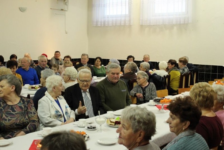 Najstarsi mieszkańcy Tarchał Wielkich i sąsiednich miejscowości świętowali Dzień Seniora. Chór "Barbara" porwał ich do tańca