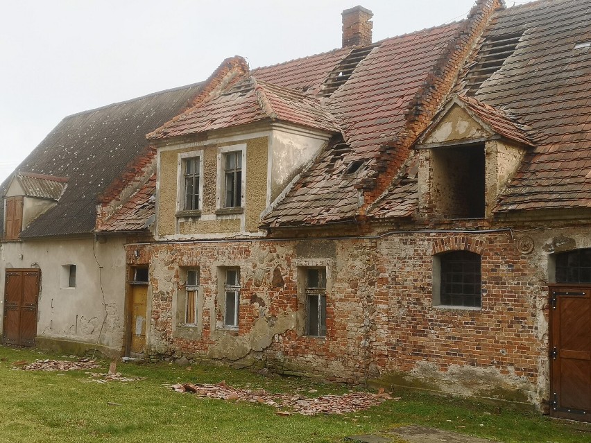 Wandal zniszczył dach dawnego domu stajennego