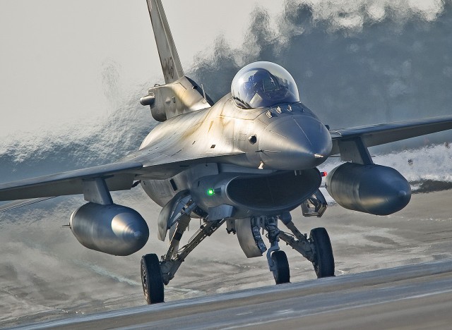 F-16 powinny zniknąć z poznańskiego nieba - przekonuje poseł Marek Zieliński