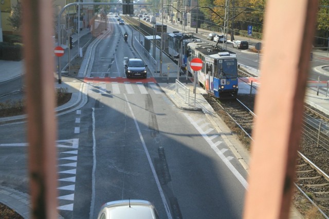 Nowe przejście i przystanek tramwajowy - stan na piątek 12 października, tuż przed uruchomieniem przystanku "Kolejowa", już z działającym przejściem przez jezdnię