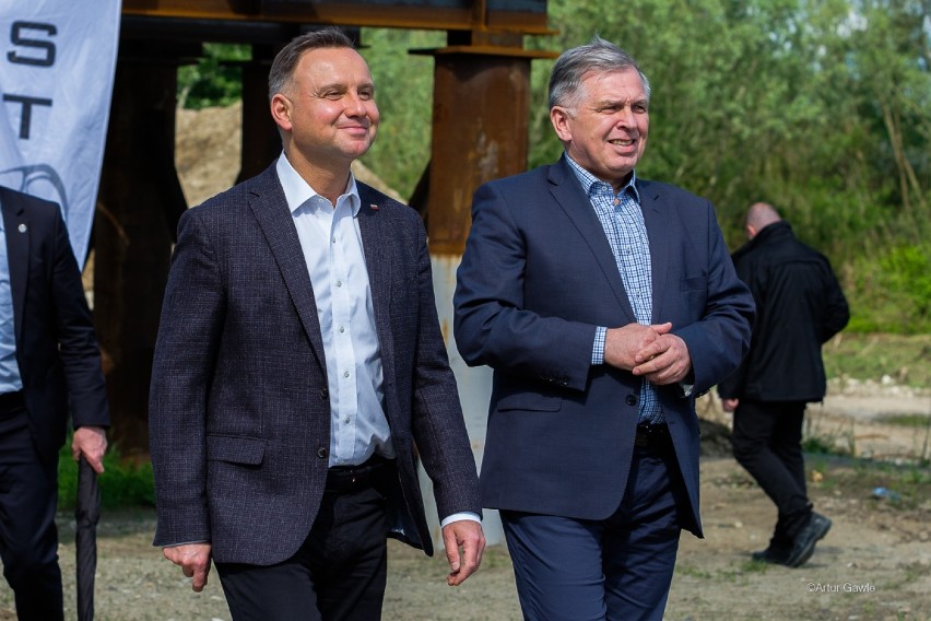 Prezydent Andrzej Duda odwiedził budowę mostu w Ostrowie. Nowa przeprawa na Dunajcu będzie przejezdna jeszcze w tym roku? [ZDJĘCIA]