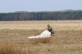 Pustynia Błędowska. Nocny skok na spadochronach i ćwiczenia w piasku. Tak szkolą się żołnierze 6. Brygady Powietrznodesa