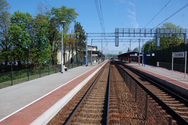Perony i linia kolejowa w Oławie, zdjęcie ilustracyjne