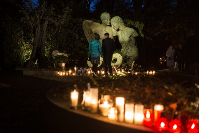 Wieczór przed Wszystkimi Świętymi nasi fotoreporterzy uwiecznili na zdjęciach niepowtarzalny klimat na poznańskich nekropoliach. 
Na zdjęciu: Cmentarz Nowina.
Przejdź do kolejnego zdjęcia --->