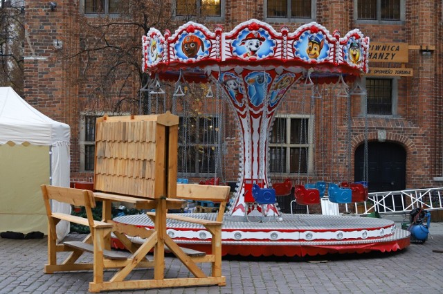 Rozpoczął się montaż jarmarku bożonarodzeniowego na Rynku Staromiejskim w Toruniu. Ekipa pracuje od rana do wieczora, by wszystko było gotowe do przyszłego weekendu. Impreza rozpocznie się 26 listopada. Ponownie będzie można podziwiać starówkę z koła widokowego.