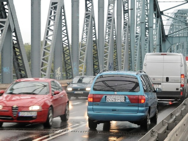 Średnia prędkość kierowców w Toruniu do godz. 15 oscyluje wokół 44 km/h, po 15 spada do 33 km/h