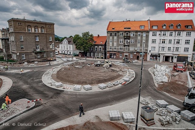 Na przełomie lipca i sierpnia 2017 r. pl. Na Rozdrożu w Wałbrzychu, po przebudowie ma zostać oddany do użytku. Zostanie zmieniona także jego nazwa na pl. Solidarności