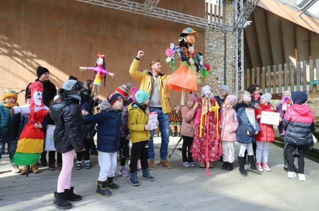 Topienie Marzanny było dla dzieci ogromną atrakcją podczas powitania wiosny w Muzeum Wsi Radomskiej. Zobacz zdjęcia >>>