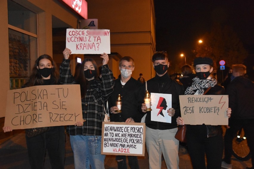 Małpi gaj w Śremie. Protest przed biurem poselskim Zbigniewa Dolaty [ZDJĘCIA]