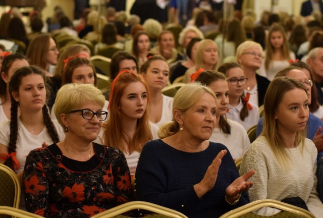 W Sali Lustrzanej Centrum Kultury i Promocji w Jarosławiu 15 listopada wręczono laureatom dyplomy i nagrody. Gościem honorowym była Jadwiga Spiradek, córka Michała Zielińskiego, autora piosenki ,,Serce w plecaku". Zobaczcie zdjęcia.

 Zobacz też: Dzieci śpiewały hymn Polski na Rynku w Rzeszowie
