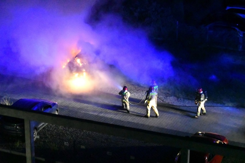 Pożar BMW w Kielcach strażacy gasili po północy z piątku na...