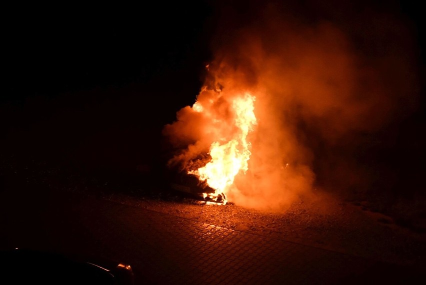 Nocą w Kielcach płonęło bmw. Zobacz zdjęcia i film z akcji straży pożarnej