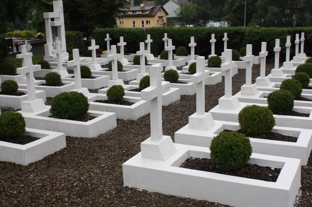 W ramach prac kontynuowane są remonty nagrobków w kwaterze żołnierzy Wojska Polskiego na Cmentarzu Centralnym w Sanoku. W zeszłym roku miasto wyremontowało sporą część tych mogił.
