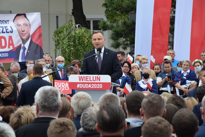 Wiec wyborczy prezydenta w Wieluniu. Była też manifestacja przeciwników Andrzeja Dudy FOTO, WIDEO