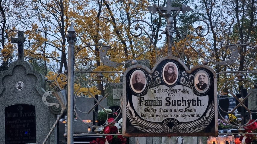 Poetyckie Zaduszki na cmentarzu parafialnym w Łobżenicy. Wspominano tych, którzy odeszli do wieczności