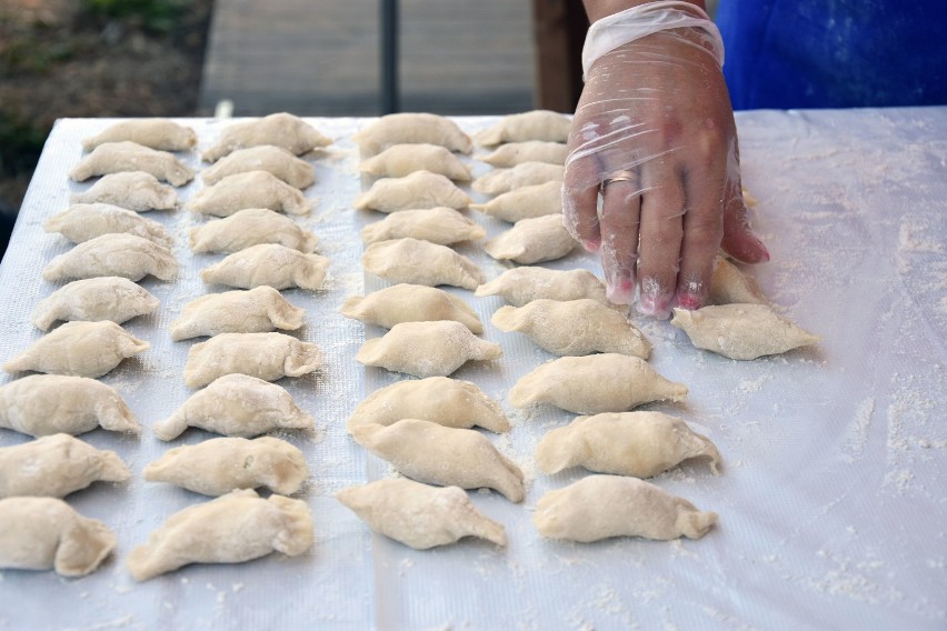 Zakres obowiązków: 
-lepienie pierogów
-obieranie, krojenie,...