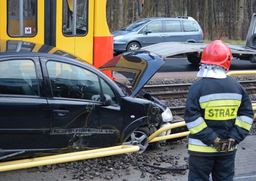 Samochód zderzył się z tramwajem w Grudziądzu. Jedna osoba trafiła do szpitala [zdjęcia]