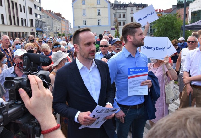 Posłowie prawicy Kamil Bortniczuk i Janusz Kowalski pojawili się na konwencji Rafała Trzaskowskiego w Opolu. Zebrani nie powitali ich zbyt przychylnie.