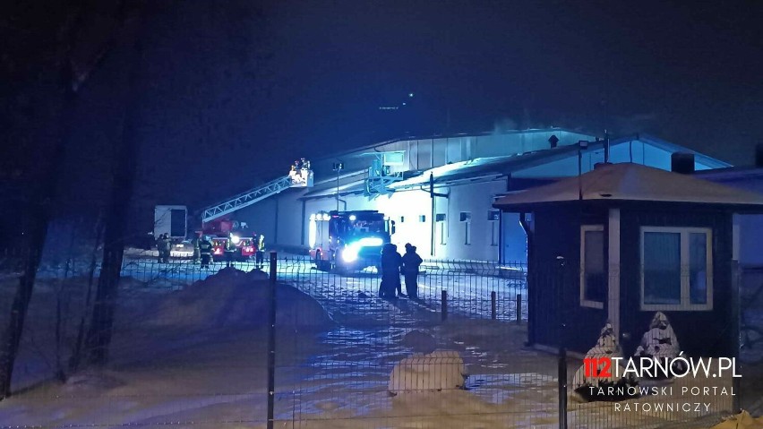 Duży pożar w zakładach mięsnych w Zbylitowskiej Górze koło Tarnowa. W akcji było 10 zastępów strażaków, straty oszacowano na milion złotych 