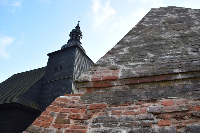 XVIII-wieczna piramida znajduje się przy kościele drewnianym...